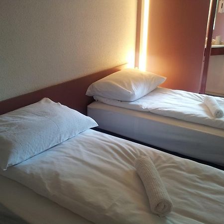 Drive Inn Hotel Törökbálint Esterno foto